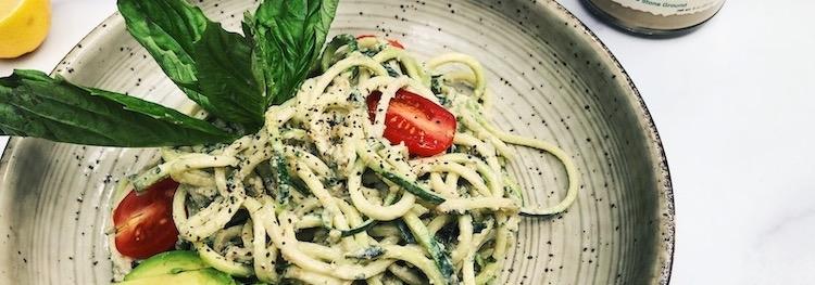 Raw Zoodles with Creamy Pine Nut Butter Pesto (vegan, paleo!)
| rawguru.com