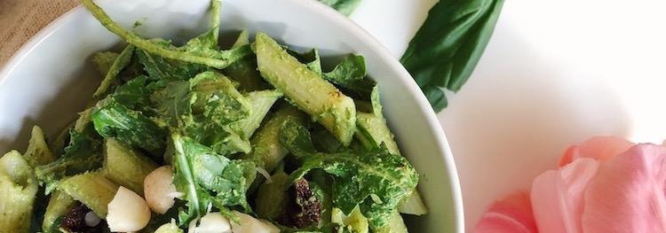 The Perfect Vegan Picnic Dish: Macadamia Nut Pesto Pasta with Arugula 
| rawguru.com